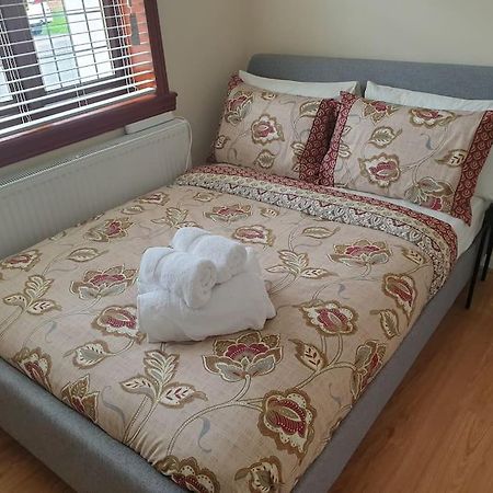 London Luxury 6 Bedroom Family House Sleeps 12 People Parking For 4 Cars Close To Tube. Чигуел Екстериор снимка