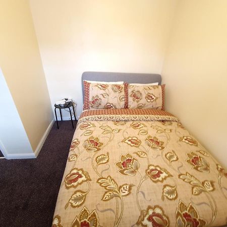 London Luxury 6 Bedroom Family House Sleeps 12 People Parking For 4 Cars Close To Tube. Чигуел Екстериор снимка