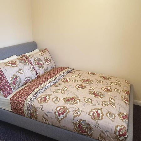 London Luxury 6 Bedroom Family House Sleeps 12 People Parking For 4 Cars Close To Tube. Чигуел Екстериор снимка