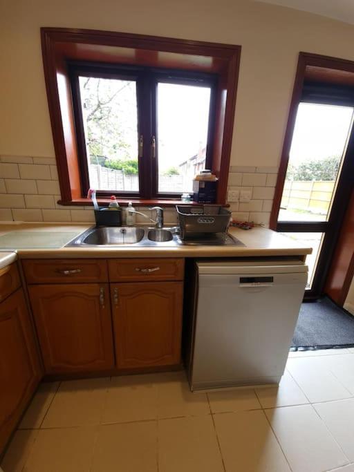 London Luxury 6 Bedroom Family House Sleeps 12 People Parking For 4 Cars Close To Tube. Чигуел Екстериор снимка