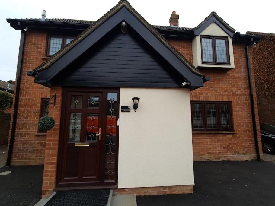 London Luxury 6 Bedroom Family House Sleeps 12 People Parking For 4 Cars Close To Tube. Чигуел Екстериор снимка