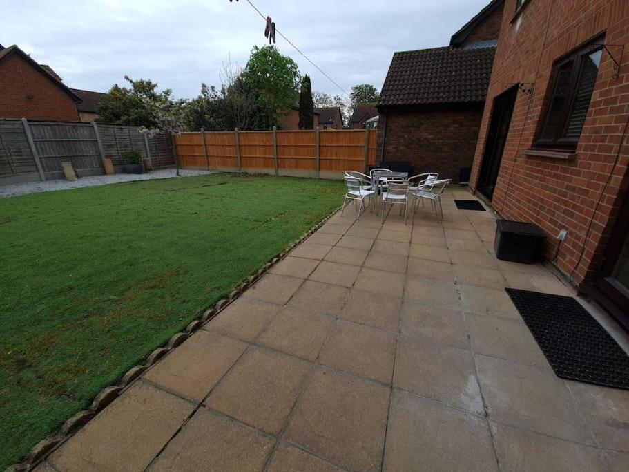 London Luxury 6 Bedroom Family House Sleeps 12 People Parking For 4 Cars Close To Tube. Чигуел Екстериор снимка