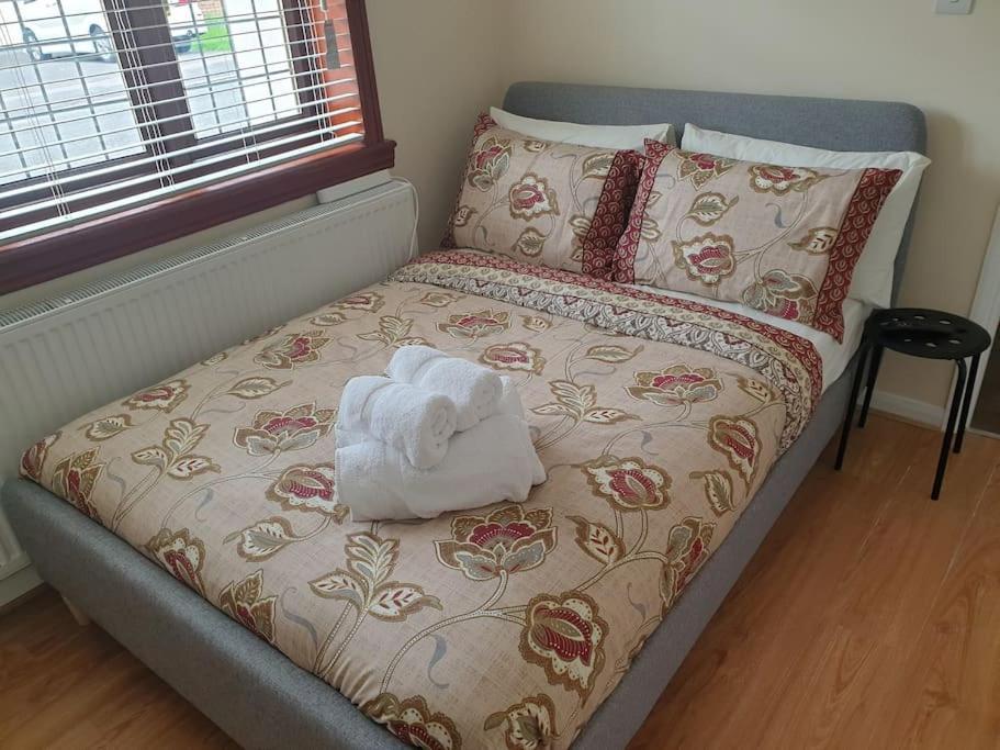 London Luxury 6 Bedroom Family House Sleeps 12 People Parking For 4 Cars Close To Tube. Чигуел Екстериор снимка