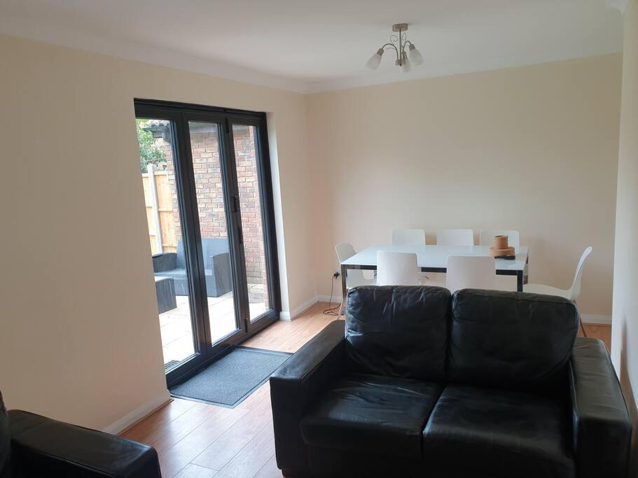 London Luxury 6 Bedroom Family House Sleeps 12 People Parking For 4 Cars Close To Tube. Чигуел Екстериор снимка