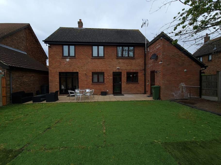 London Luxury 6 Bedroom Family House Sleeps 12 People Parking For 4 Cars Close To Tube. Чигуел Екстериор снимка