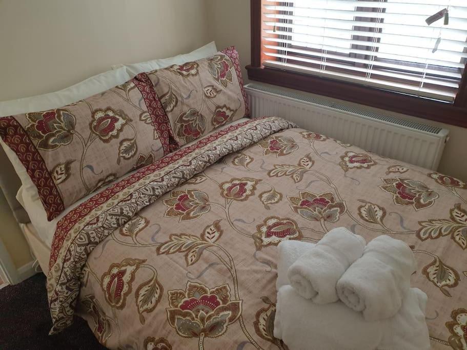 London Luxury 6 Bedroom Family House Sleeps 12 People Parking For 4 Cars Close To Tube. Чигуел Екстериор снимка
