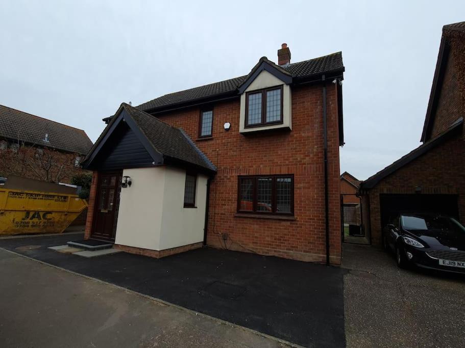 London Luxury 6 Bedroom Family House Sleeps 12 People Parking For 4 Cars Close To Tube. Чигуел Екстериор снимка