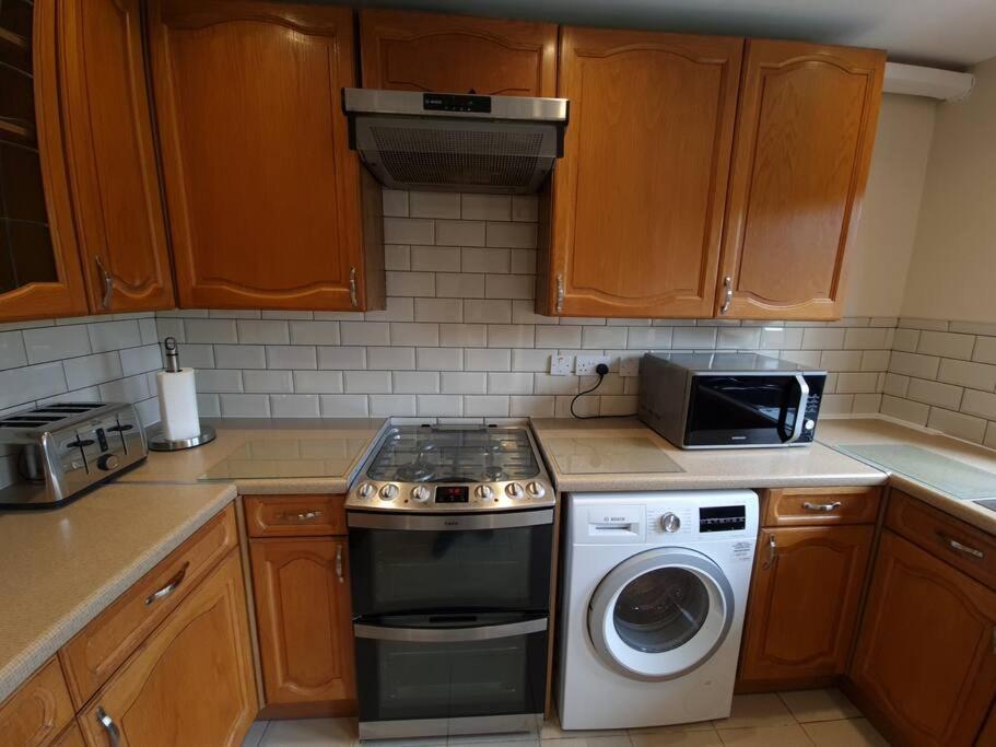 London Luxury 6 Bedroom Family House Sleeps 12 People Parking For 4 Cars Close To Tube. Чигуел Екстериор снимка