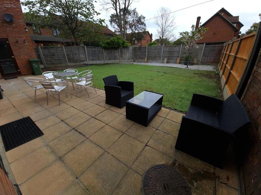 London Luxury 6 Bedroom Family House Sleeps 12 People Parking For 4 Cars Close To Tube. Чигуел Екстериор снимка