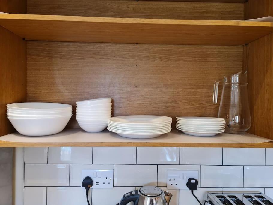 London Luxury 6 Bedroom Family House Sleeps 12 People Parking For 4 Cars Close To Tube. Чигуел Екстериор снимка