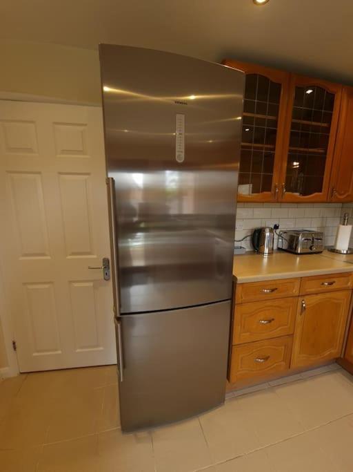London Luxury 6 Bedroom Family House Sleeps 12 People Parking For 4 Cars Close To Tube. Чигуел Екстериор снимка