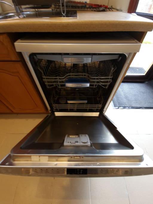 London Luxury 6 Bedroom Family House Sleeps 12 People Parking For 4 Cars Close To Tube. Чигуел Екстериор снимка