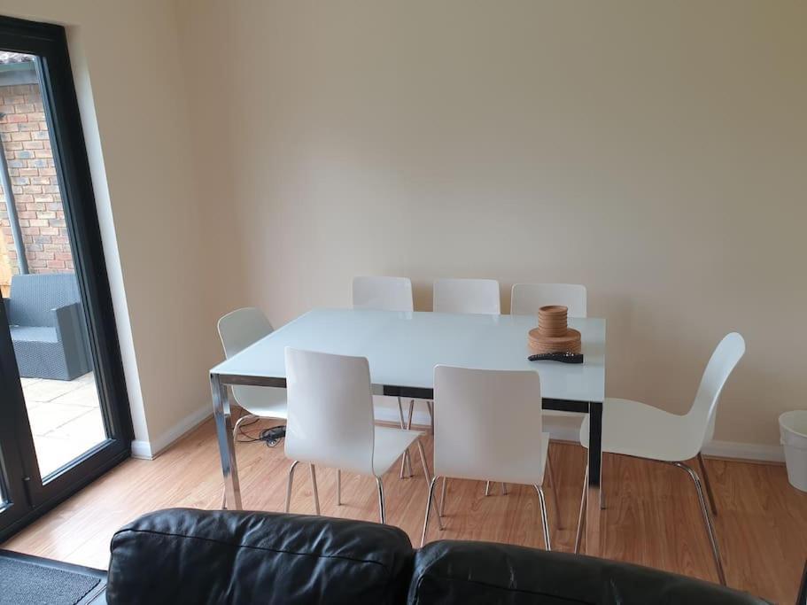 London Luxury 6 Bedroom Family House Sleeps 12 People Parking For 4 Cars Close To Tube. Чигуел Екстериор снимка