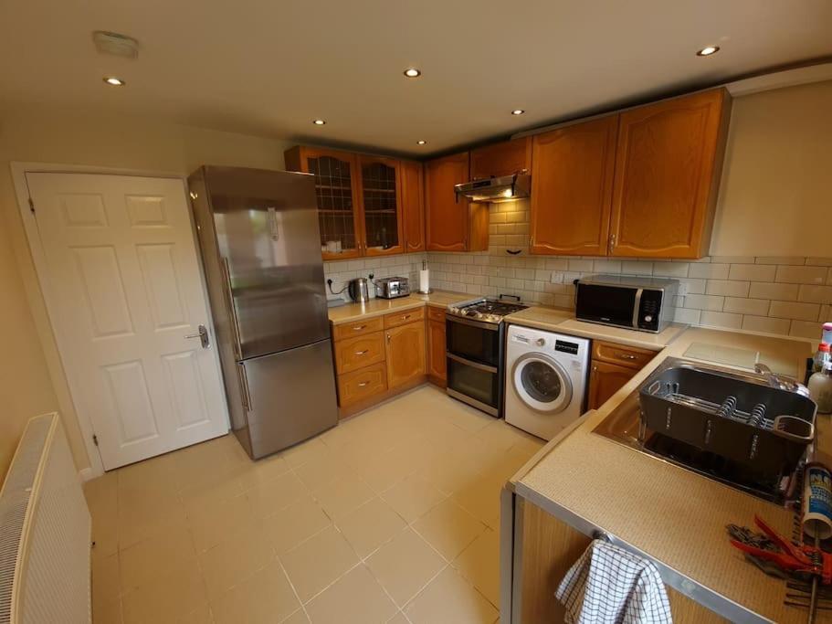 London Luxury 6 Bedroom Family House Sleeps 12 People Parking For 4 Cars Close To Tube. Чигуел Екстериор снимка