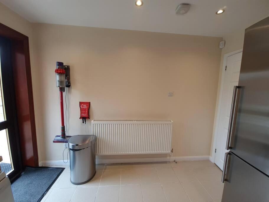London Luxury 6 Bedroom Family House Sleeps 12 People Parking For 4 Cars Close To Tube. Чигуел Екстериор снимка