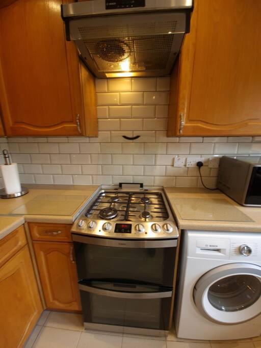 London Luxury 6 Bedroom Family House Sleeps 12 People Parking For 4 Cars Close To Tube. Чигуел Екстериор снимка