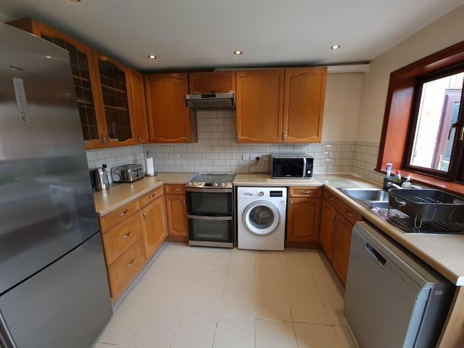 London Luxury 6 Bedroom Family House Sleeps 12 People Parking For 4 Cars Close To Tube. Чигуел Екстериор снимка