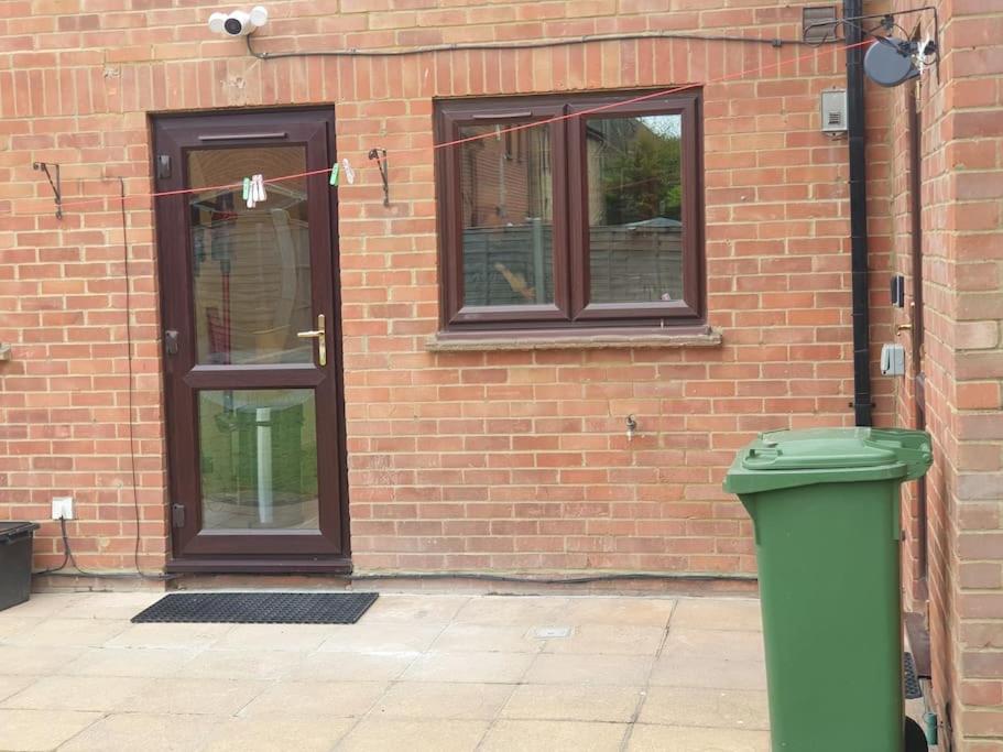 London Luxury 6 Bedroom Family House Sleeps 12 People Parking For 4 Cars Close To Tube. Чигуел Екстериор снимка