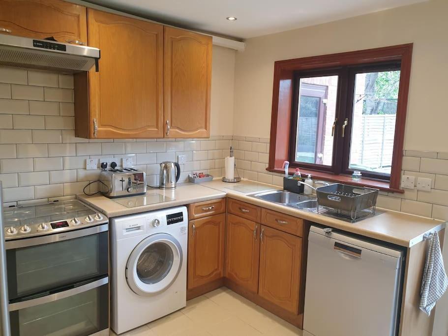 London Luxury 6 Bedroom Family House Sleeps 12 People Parking For 4 Cars Close To Tube. Чигуел Екстериор снимка