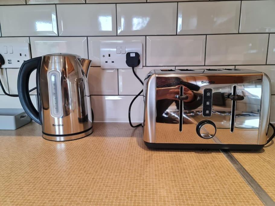 London Luxury 6 Bedroom Family House Sleeps 12 People Parking For 4 Cars Close To Tube. Чигуел Екстериор снимка