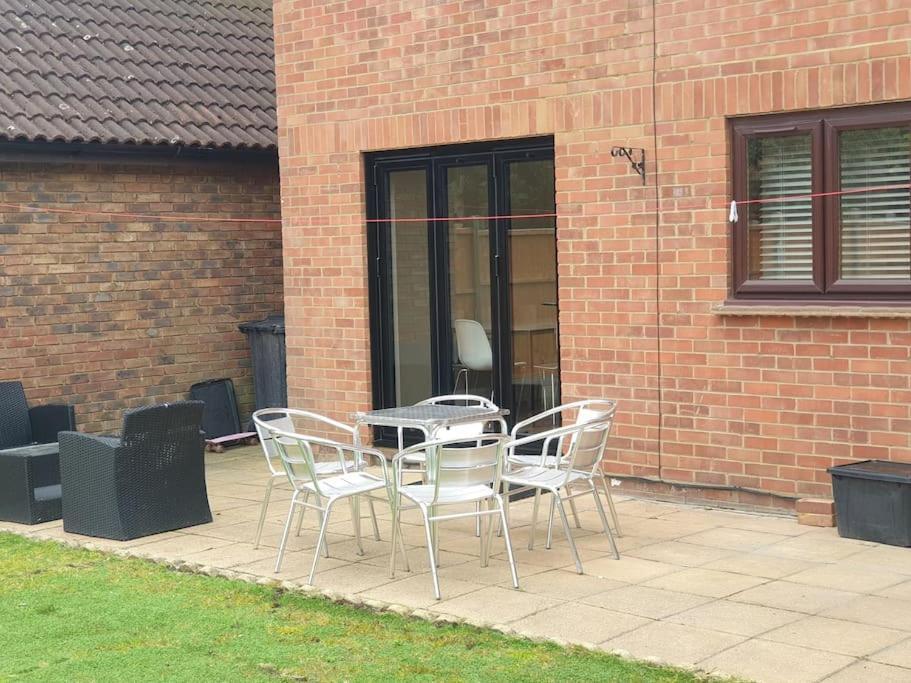 London Luxury 6 Bedroom Family House Sleeps 12 People Parking For 4 Cars Close To Tube. Чигуел Екстериор снимка