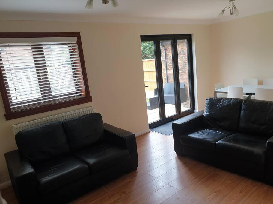 London Luxury 6 Bedroom Family House Sleeps 12 People Parking For 4 Cars Close To Tube. Чигуел Екстериор снимка