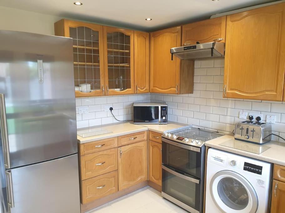 London Luxury 6 Bedroom Family House Sleeps 12 People Parking For 4 Cars Close To Tube. Чигуел Екстериор снимка