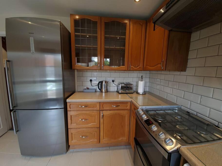 London Luxury 6 Bedroom Family House Sleeps 12 People Parking For 4 Cars Close To Tube. Чигуел Екстериор снимка