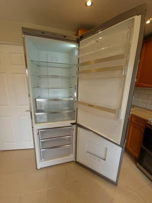 London Luxury 6 Bedroom Family House Sleeps 12 People Parking For 4 Cars Close To Tube. Чигуел Екстериор снимка