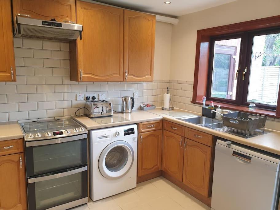 London Luxury 6 Bedroom Family House Sleeps 12 People Parking For 4 Cars Close To Tube. Чигуел Екстериор снимка