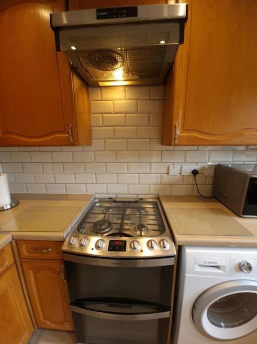 London Luxury 6 Bedroom Family House Sleeps 12 People Parking For 4 Cars Close To Tube. Чигуел Екстериор снимка