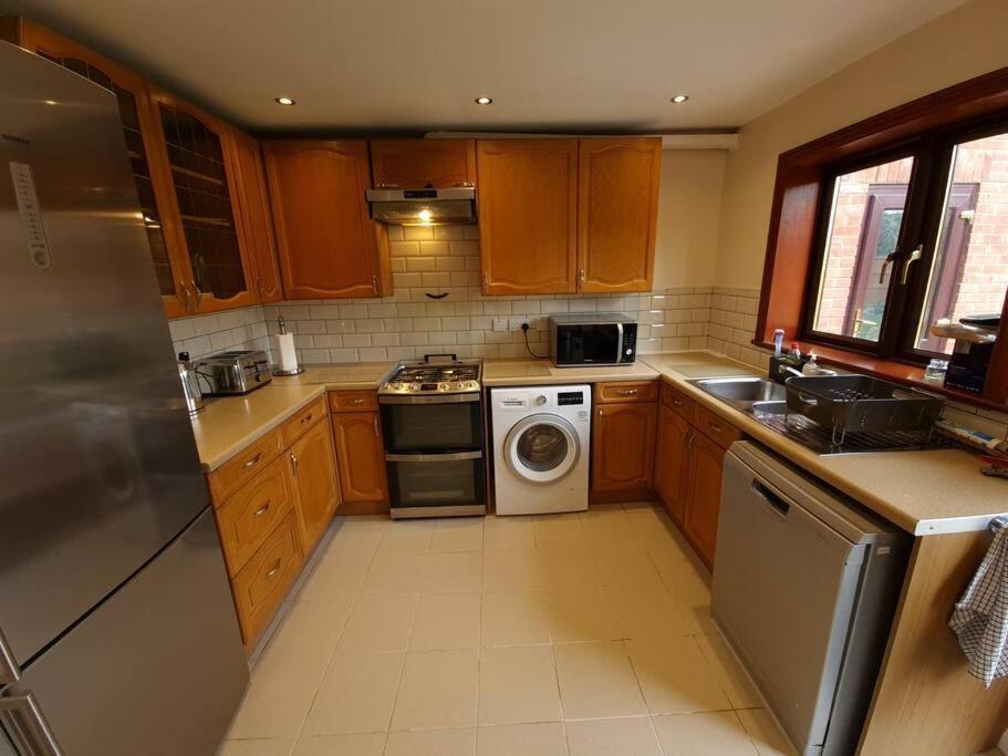 London Luxury 6 Bedroom Family House Sleeps 12 People Parking For 4 Cars Close To Tube. Чигуел Екстериор снимка