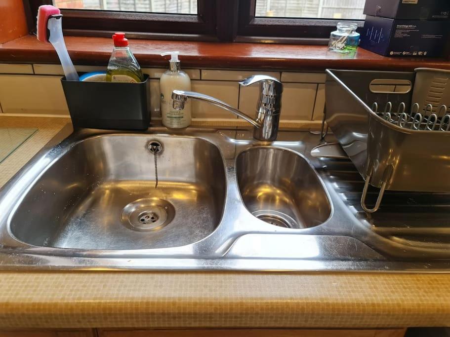 London Luxury 6 Bedroom Family House Sleeps 12 People Parking For 4 Cars Close To Tube. Чигуел Екстериор снимка