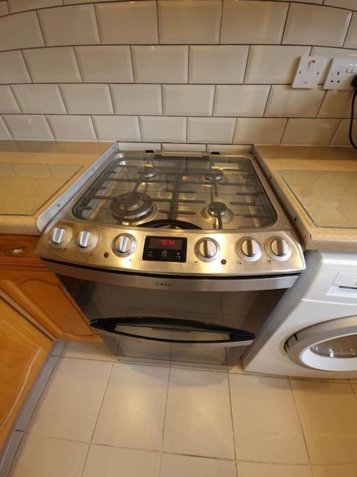 London Luxury 6 Bedroom Family House Sleeps 12 People Parking For 4 Cars Close To Tube. Чигуел Екстериор снимка