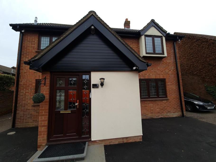 London Luxury 6 Bedroom Family House Sleeps 12 People Parking For 4 Cars Close To Tube. Чигуел Екстериор снимка