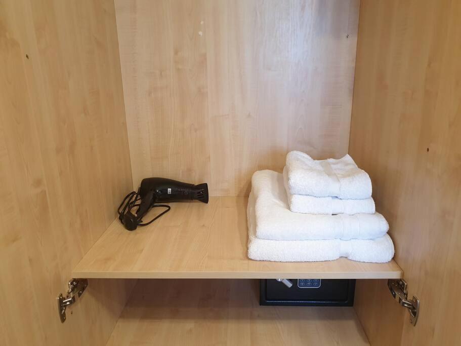 London Luxury 6 Bedroom Family House Sleeps 12 People Parking For 4 Cars Close To Tube. Чигуел Екстериор снимка