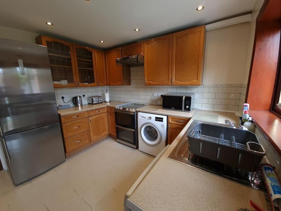 London Luxury 6 Bedroom Family House Sleeps 12 People Parking For 4 Cars Close To Tube. Чигуел Екстериор снимка
