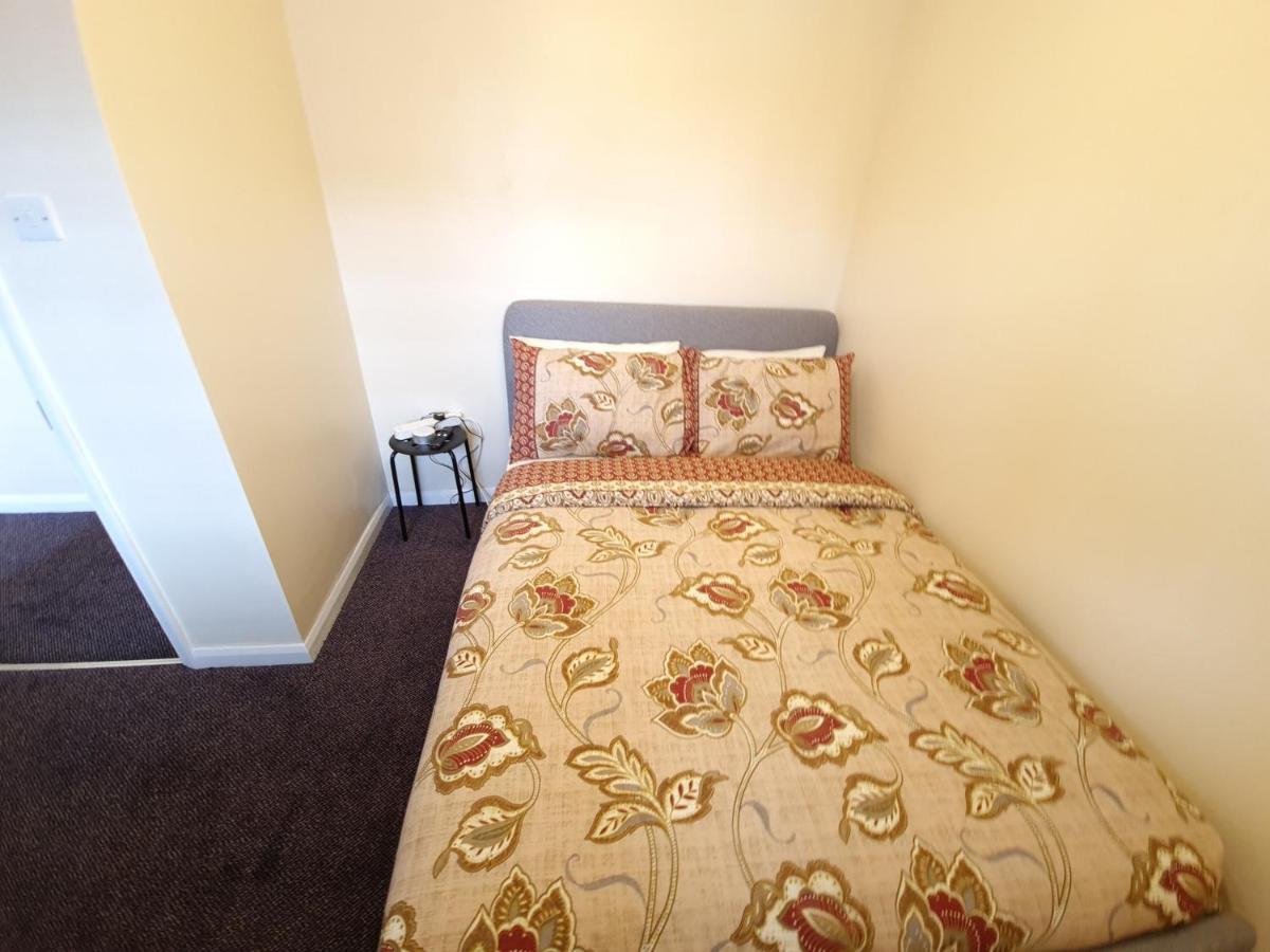 London Luxury 6 Bedroom Family House Sleeps 12 People Parking For 4 Cars Close To Tube. Чигуел Екстериор снимка