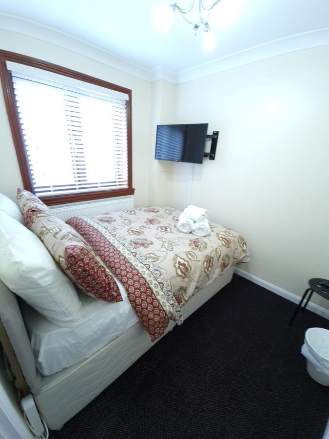 London Luxury 6 Bedroom Family House Sleeps 12 People Parking For 4 Cars Close To Tube. Чигуел Екстериор снимка