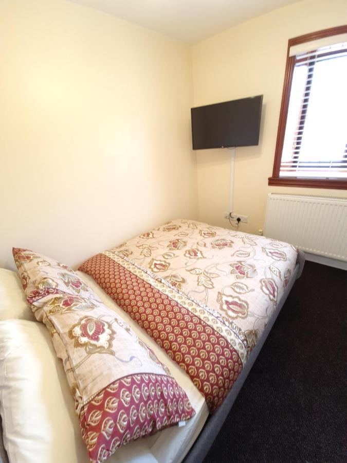 London Luxury 6 Bedroom Family House Sleeps 12 People Parking For 4 Cars Close To Tube. Чигуел Екстериор снимка