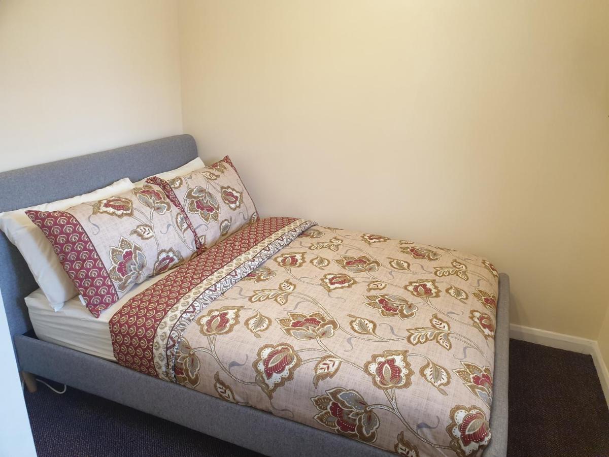 London Luxury 6 Bedroom Family House Sleeps 12 People Parking For 4 Cars Close To Tube. Чигуел Екстериор снимка