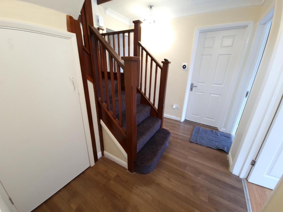 London Luxury 6 Bedroom Family House Sleeps 12 People Parking For 4 Cars Close To Tube. Чигуел Екстериор снимка