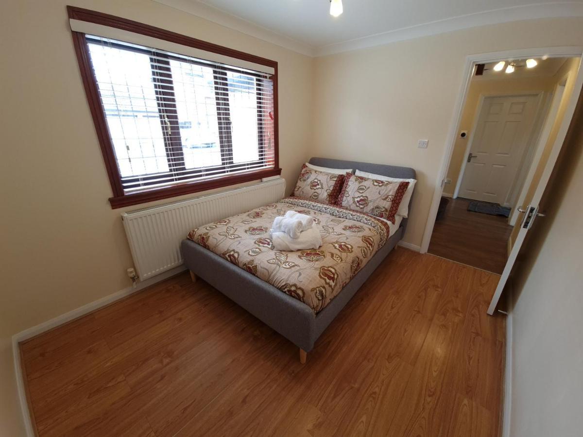 London Luxury 6 Bedroom Family House Sleeps 12 People Parking For 4 Cars Close To Tube. Чигуел Екстериор снимка