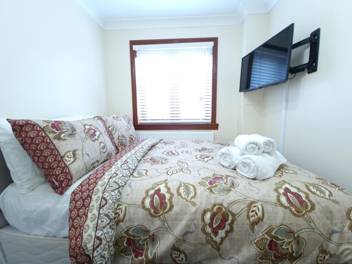 London Luxury 6 Bedroom Family House Sleeps 12 People Parking For 4 Cars Close To Tube. Чигуел Екстериор снимка