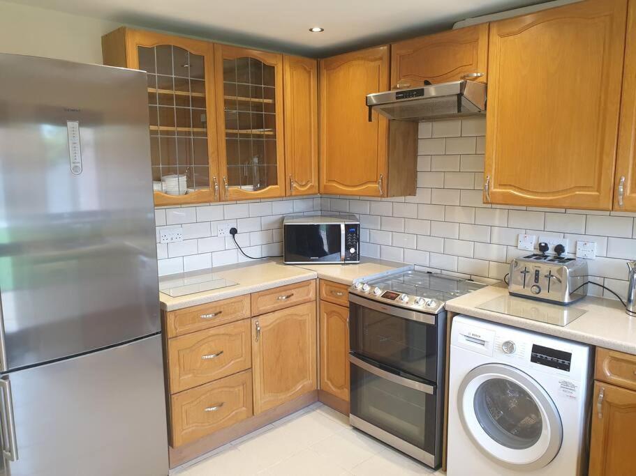 London Luxury 6 Bedroom Family House Sleeps 12 People Parking For 4 Cars Close To Tube. Чигуел Екстериор снимка