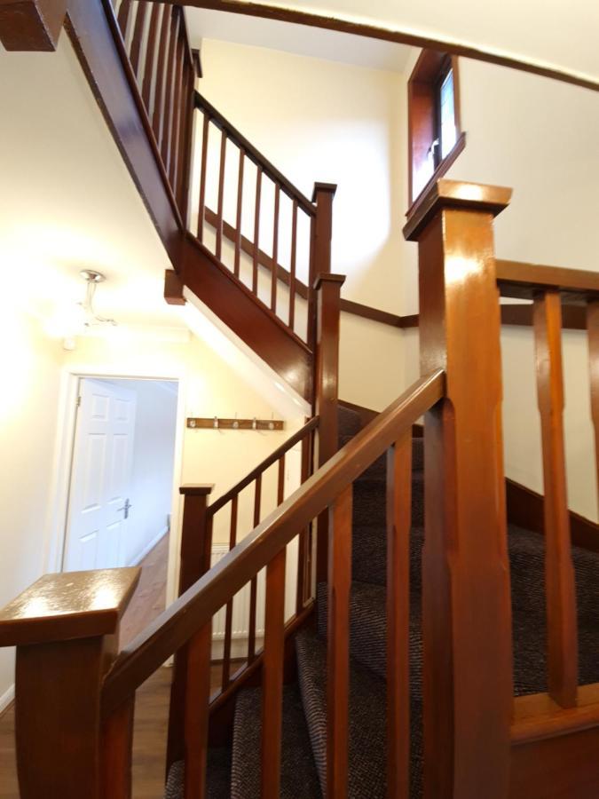 London Luxury 6 Bedroom Family House Sleeps 12 People Parking For 4 Cars Close To Tube. Чигуел Екстериор снимка
