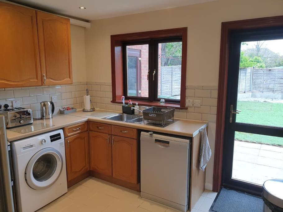London Luxury 6 Bedroom Family House Sleeps 12 People Parking For 4 Cars Close To Tube. Чигуел Екстериор снимка