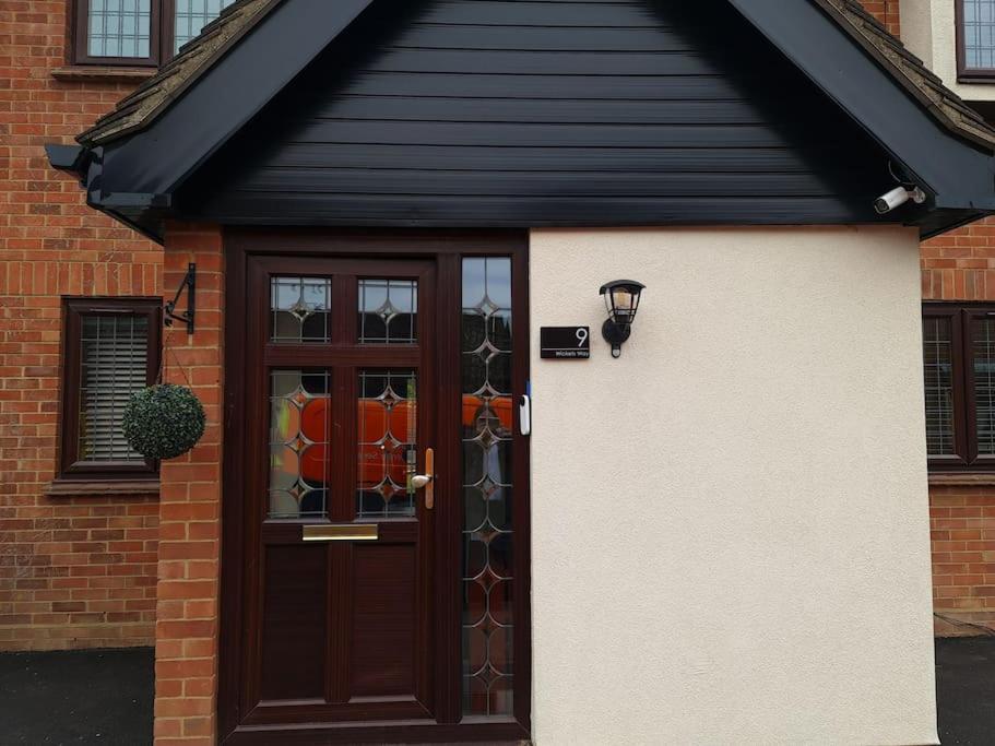 London Luxury 6 Bedroom Family House Sleeps 12 People Parking For 4 Cars Close To Tube. Чигуел Екстериор снимка