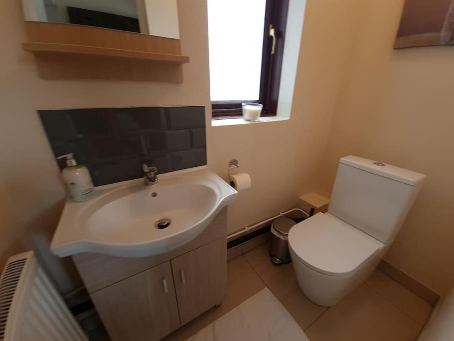 London Luxury 6 Bedroom Family House Sleeps 12 People Parking For 4 Cars Close To Tube. Чигуел Екстериор снимка