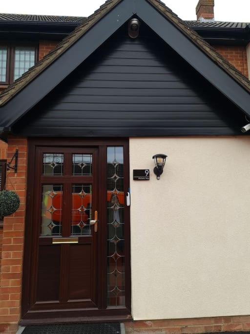London Luxury 6 Bedroom Family House Sleeps 12 People Parking For 4 Cars Close To Tube. Чигуел Екстериор снимка